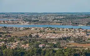 Trois communes en bordure de l'étang de Thau : Balaruc-les-Bains, Balaruc-le-Vieux et Bouzigues.