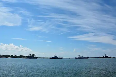 Les n° 318, 510, 65, 852 et un sous marin.