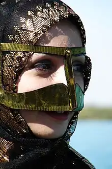 Femme portant un hidjab fixé par un battula (en) en métal, à Bandari (Iran du sud) (2008).