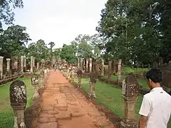 Allée centrale. Gopura de la 3e enceinte.