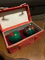 Boules de Baoding reposant dans leur étui.