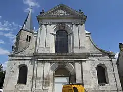 Sa façade,