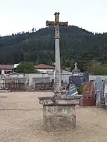 Croix de Bas-en-Basset (1587) au fût écoté et orné d'une statue de saint Roch.