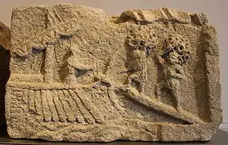 Bas-relief représentant un navire de commerce en cours de chargement.