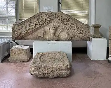 Bas-relief Fronton gréco-romain représentant Mercure dieu du commerce dans la Mythologie romaine Orné de rinceaux , parmi ses attributs&nbsp;: un coq et un belier (découverte a Souk Ahras)