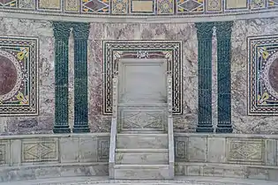 Décor byzantin de marbre avec opus sectile dans l'abside de la basilique Saint-Vital de Ravenne. VIe&nbsp;siècle.