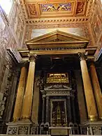 Transept sud avec le bas-relief de Curzio Vanni.