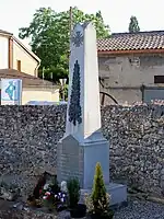 Le monument aux morts dans le cimetière (juin&nbsp;2009)