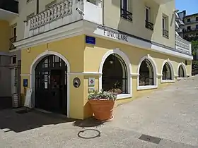 La gare aval du funiculaire d'Évian-Neuvecelle vue de l'extérieur.