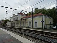 Le bâtiment voyageurs, le long des voies du tram-train Lyon-Saint-Paul - Sain-Bel.