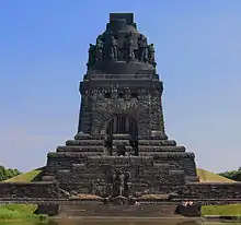 Le monument noir, d'une hauteur 91&nbsp;m et fait de brique, a une forme vaguement pyramidale. Son sommet est cylindrique, tout autour se tient des soldats regardant à l'horizon.