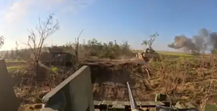 Colonne de M2 Bradley de la 47e&nbsp;brigade mécanisée au combat près de Robotyne