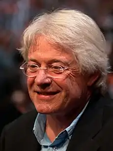 Portrait d'un homme de face.