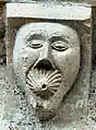 Exemple de modillon : homme avec une espèce de coquillage (un sifflet appelant à rentrer dans l'église[réf.&nbsp;nécessaire]?[style à revoir]), façade nord