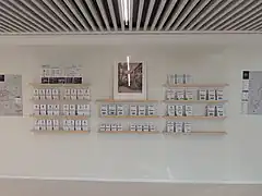 Documentation destinée aux voyageurs au sein de l'agence commerciale.