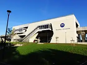 La station vue depuis l'allée de Beaulieu.
