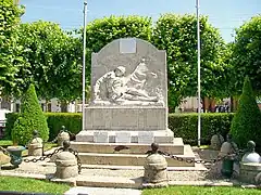 Le monument aux morts des deux guerres mondiales, place Guy-Môquet.