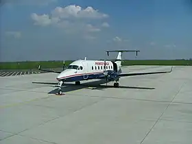 Un Beechcraft 1900D de la compagnie Private Wings sur le tarmac de l'aéroport en 2004.