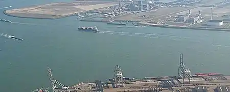 embouchure d'un canal avec péniche.