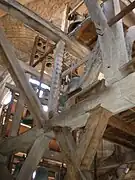 Le beffroi en chêne supportant les 36 cloches du carillon