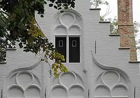 Gros plan sur les travées brugeoises inscrites dans la façade du no&nbsp;4.