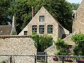 Maison no&nbsp;11 (datant probablement du XVIIIe&nbsp;siècle ; les adjonctions sous appentis datent du XIXe et XXe, pour celle de gauche, et probablement du XVIIIe, pour celle de droite).