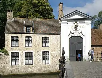Portail d’entrée sur la Wijngaardplein, flanqué à gauche par la maison de béguines no&nbsp;1 (aménagée en musée).
