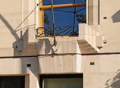 Le faux balcon du premier étage.