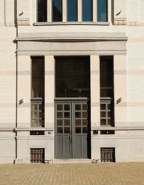 La porte d'entrée et ses hautes impostes.