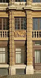 La travée à l'enseigne.