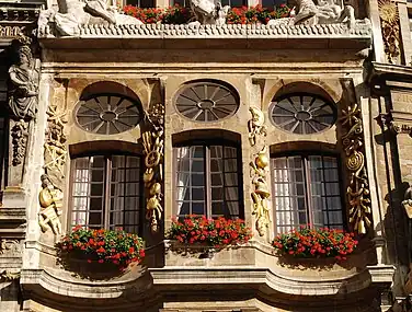 Le 2e&nbsp;étage et ses décorations.