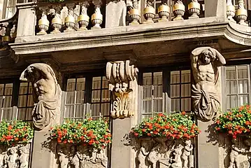 Les Atlantes qui supportent le balcon.