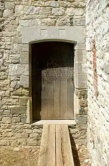 Porte au linteau monolithe frappé du millésime « 1985 ».