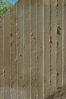 Contrefort en « béton brut ».