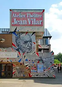 La tour d'escalier en « béton brut ».