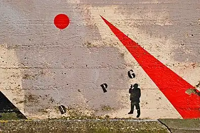 Signature «&nbsp;D P G&nbsp;» au ras du sol.