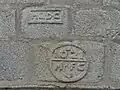 Signature de l'architecte et dates, au bas de l'échauguette