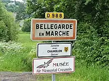 Panneau d'entrée de la commune, indiquant le Musée de la Maison Chevanne