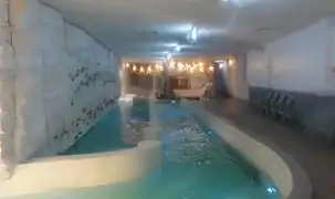 Le mur d'escalade et, au fond, le sauna.