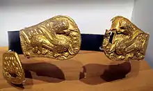 Éléments de ceinture à décor d'animal fantastique. Art des steppes, Xianbei Ier&nbsp;siècle-IIIe&nbsp;siècle. Or. Boucle: L. 9,3&nbsp;cm. Musée de Mongolie intérieure, Hohhot.