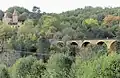 Le manoir de Pech Godou et un viaduc de la ligne de chemin de fer reliant Périgueux à Agen