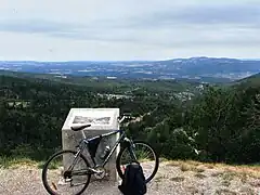 Table d’orientation (1&nbsp;291&nbsp;m) et vue sur les monts de Vaucluse.