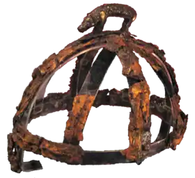 photo d'un casque très corrodé dont ne subsiste que la structure