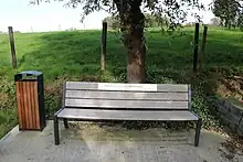 Le banc avec l'inscription d'Allan Peiper.