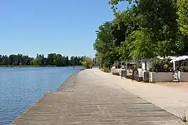 Aménagement des berges, revêtement en bois et un des restaurants installé en bordure du lac