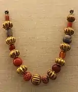 Collier en or et en pierres semi-précieuses (cornaline, lapis-lazuli, agate, cristal de roche) provenant de la tombe no&nbsp;20.