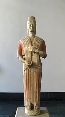 Statue funéraire. Sud Attique, v. 570. Marbre de l'Hymette, H. 192,5&nbsp;cm. avec couronne et plinthe, sinon 1,77&nbsp;m. Pigments. Altes Museum.