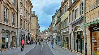 La rue au carrefour rue Moncey.