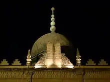 Les tables de la Loi, situées au-dessus de la façade d'entrée.