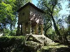 Pigeonnier du château de Besmaux.
